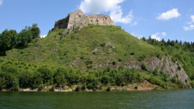 widok zamku Czorsztyn z jeziora